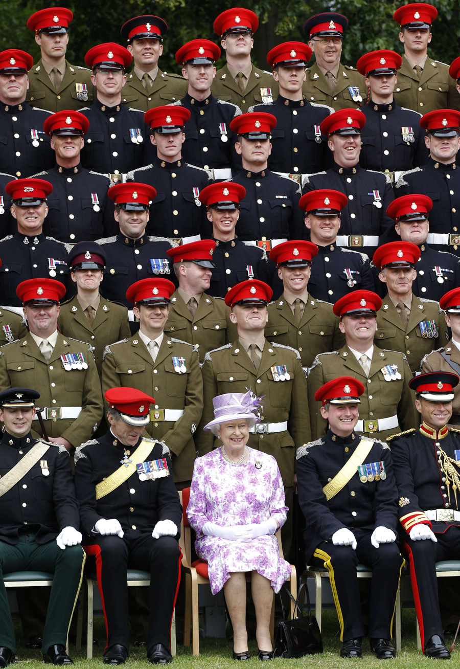 Rainha Isabel II entrega medalhas a membros da Royal Mercian e Lancastrian Yeomanry Fotos: Reuters
