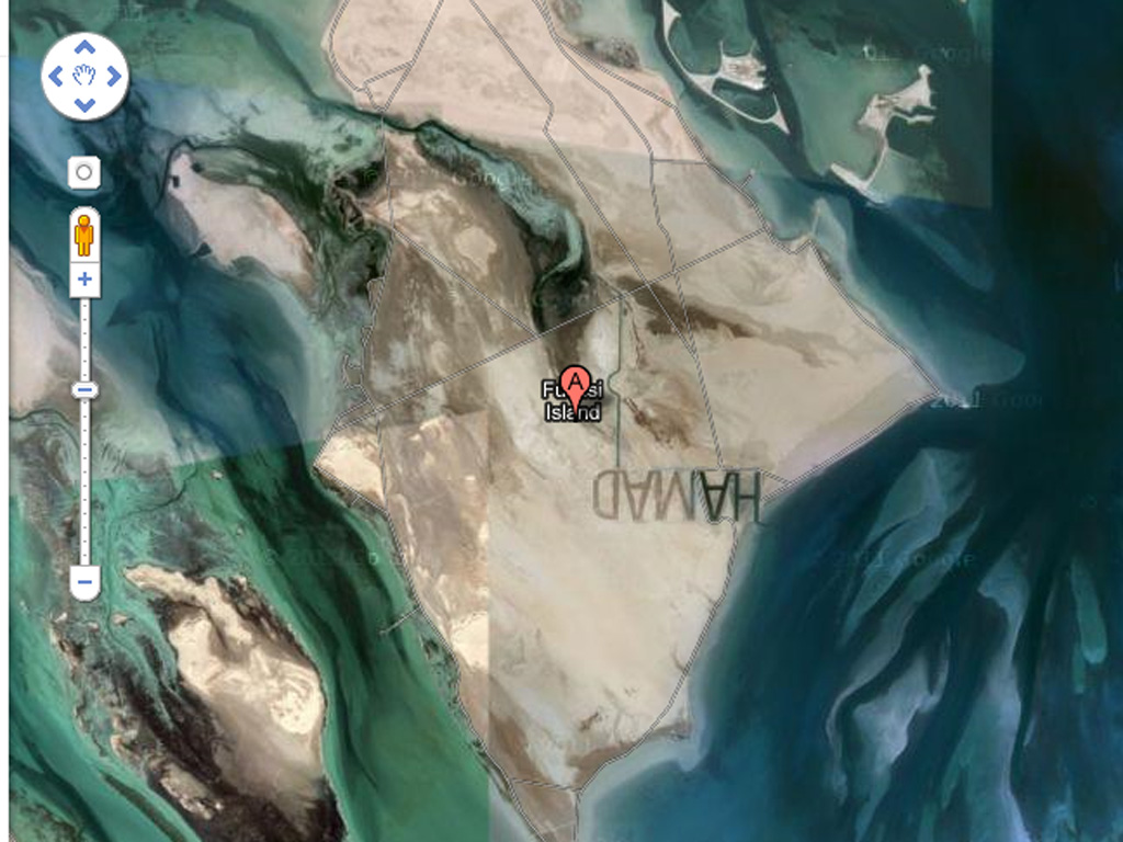 Sheik árabe escreve nome no deserto