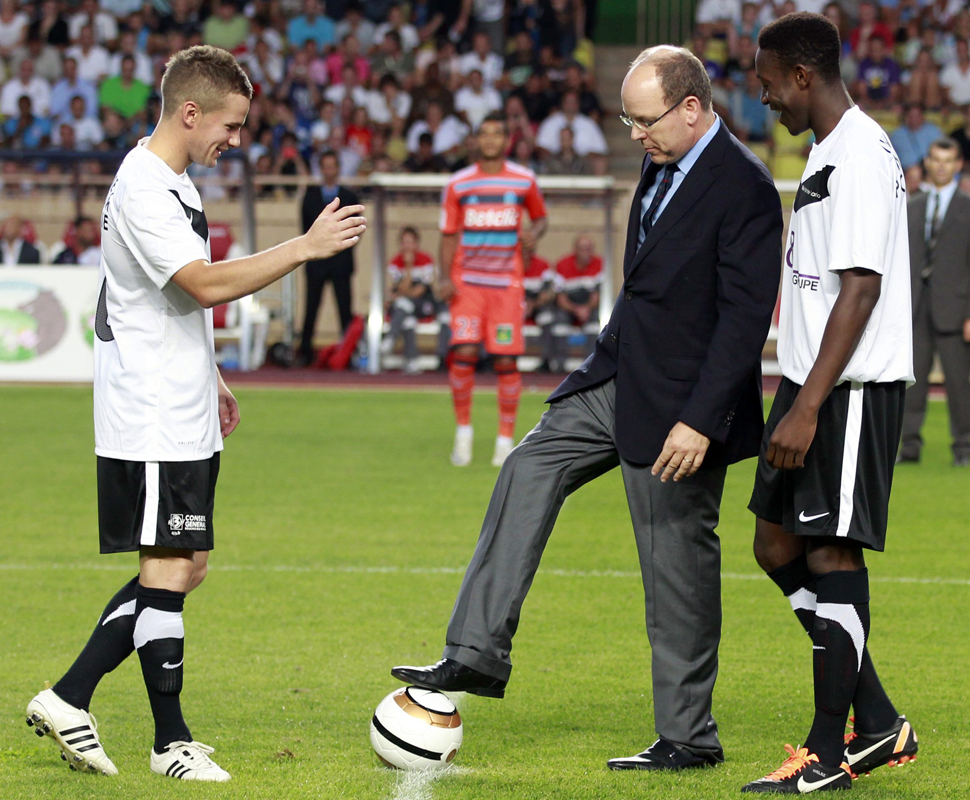 Príncipe Alberto do Mónaco visita jogadores do Manchester United em Marselha Fotos: Reuters