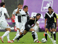Luis Alberto e Barrientos em luta pela bola