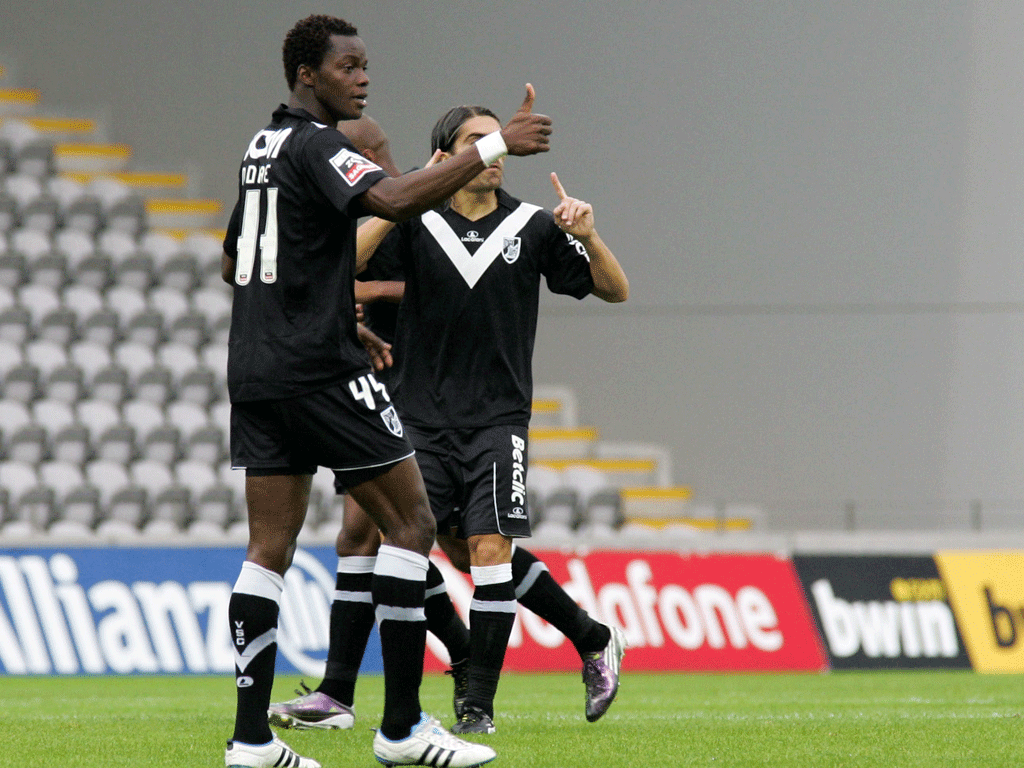 NDiaye e Pedro Mendes festejam golo do V. Guimarães