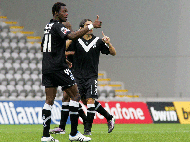 NDiaye e Pedro Mendes festejam golo do V. Guimarães