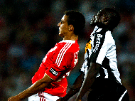 Rodrigo (Benfica) e Wakaso (Portimonense)