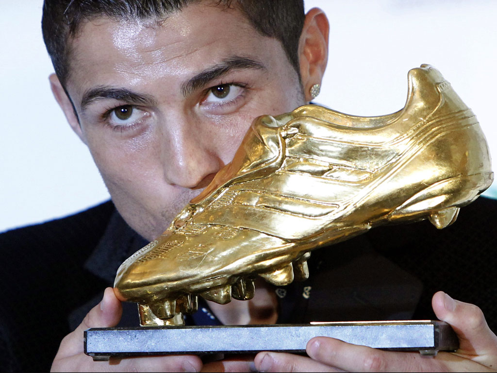Ronaldo recebe a bota de ouro - EPA/JAVIER LIZON