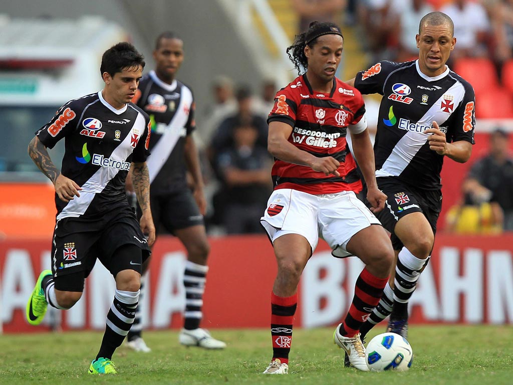 Ronaldinho pressionado por Fagner e Nilton