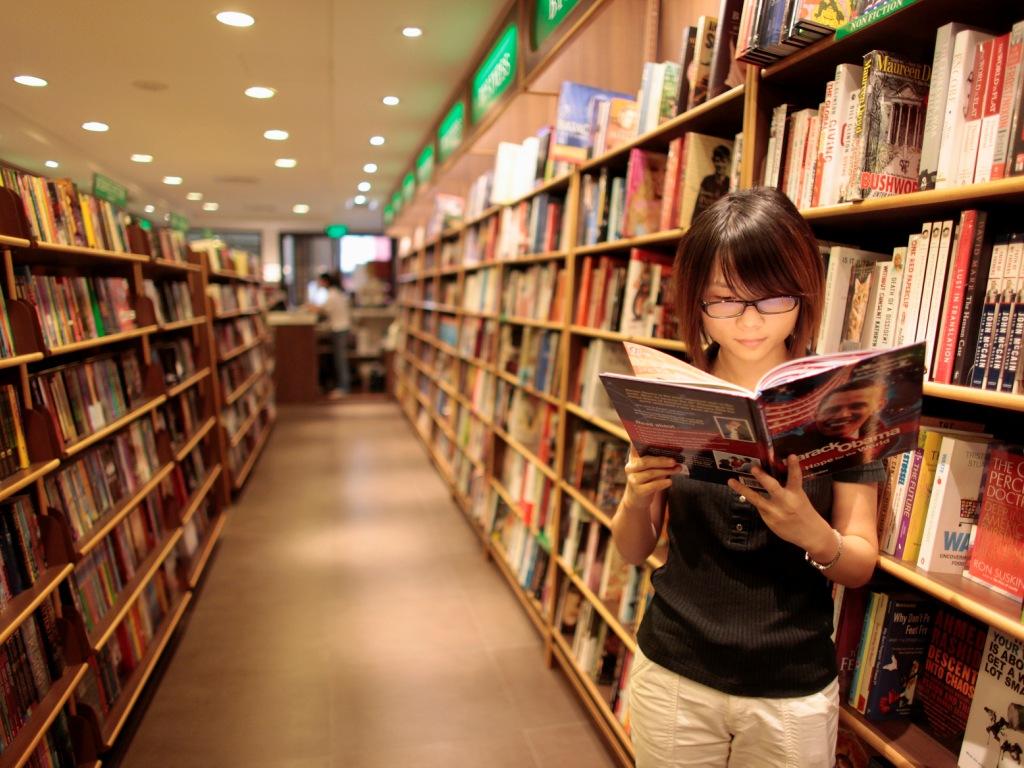 Mulher lê um livro numa livraria de Shanghai (REUTERS/Aly Song)