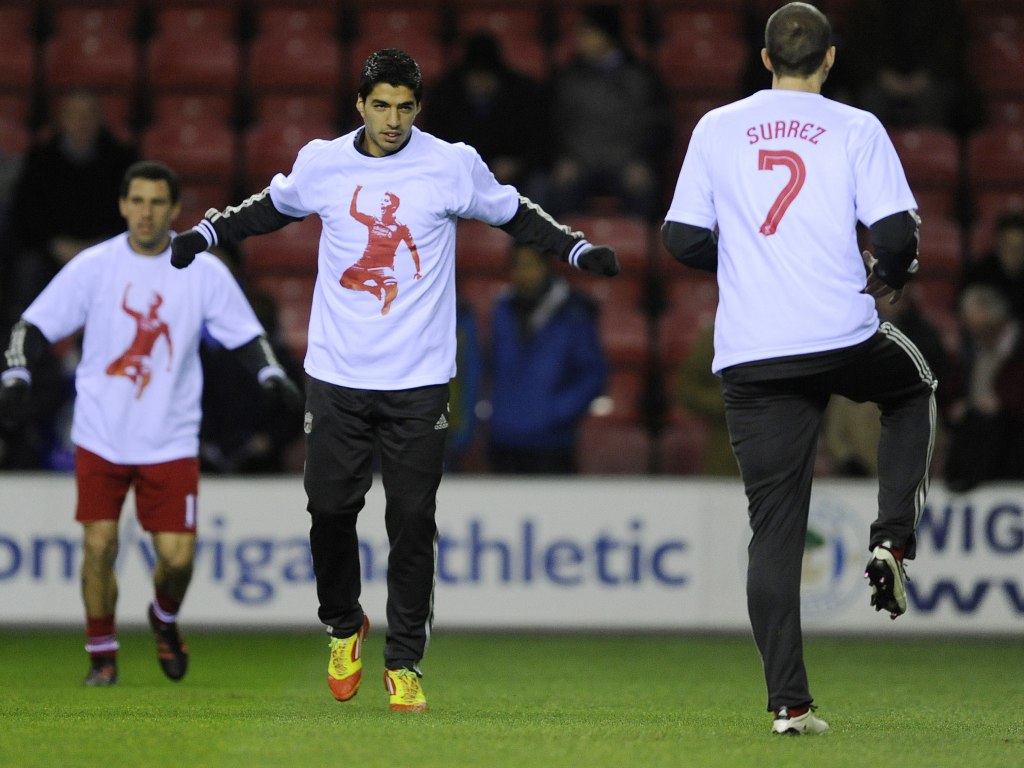 Liverpool: camisolas de apoio a Suarez