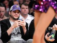 Ashton Kutcher manda sms a... Demi? (foto Lucy Nicholson/Reuters)