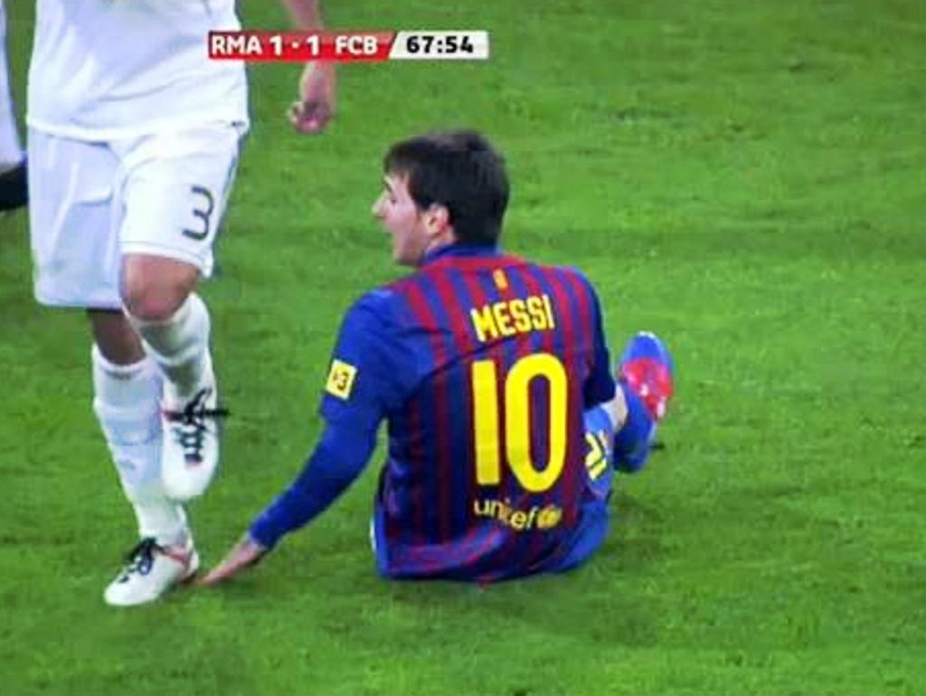 Pepe pisa Messi