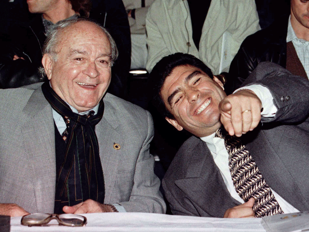 Di Stéfano jogou até aos 40, Maradona acabou aos 37