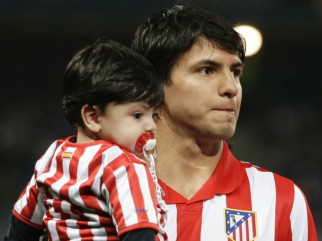 Aguero e o filho (neto de Maradona) [Susana Vera / Reuters]