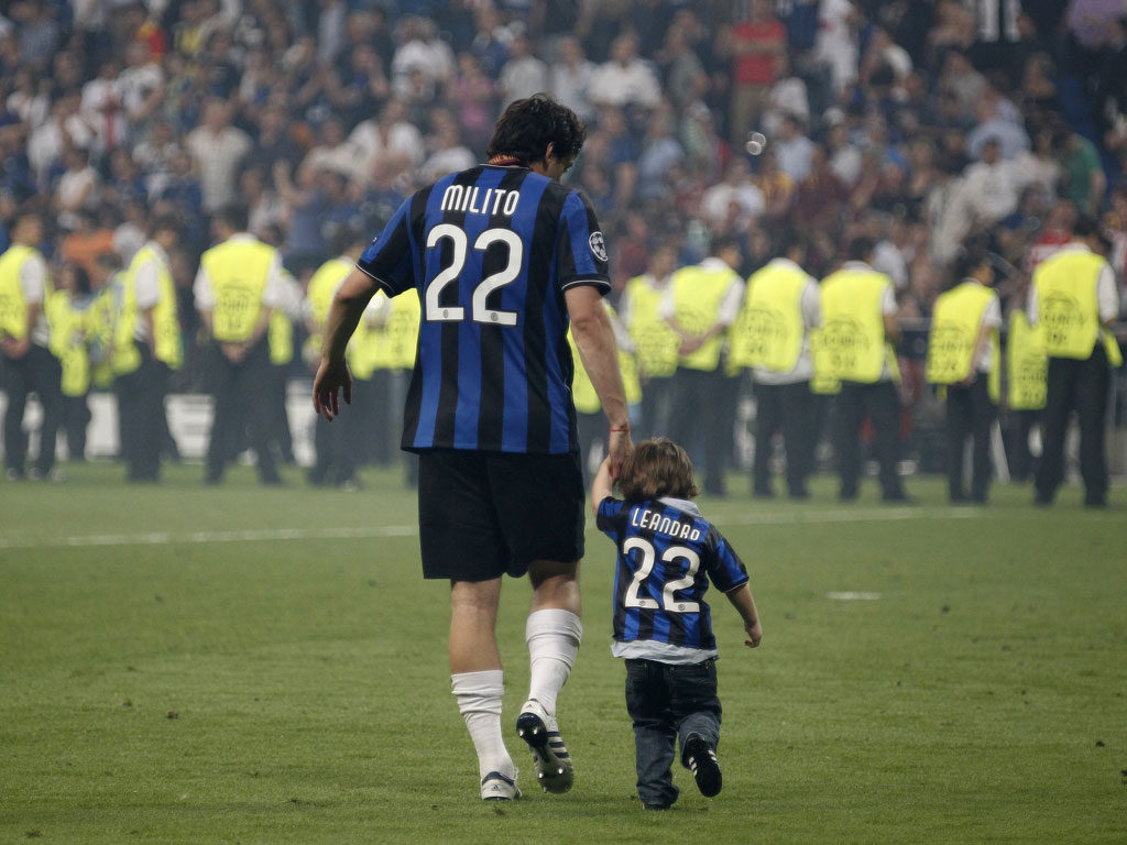 Milito e o filho Leandro (Kai Pfaffenbach / Reuters)