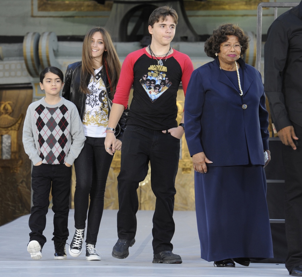 Filhos de Michael Jackson com a avó, Katherine (Reuters)