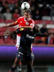 Maxi luta com Sami no Benfica-Marítimo (LUSA/Paulo Cordeiro)