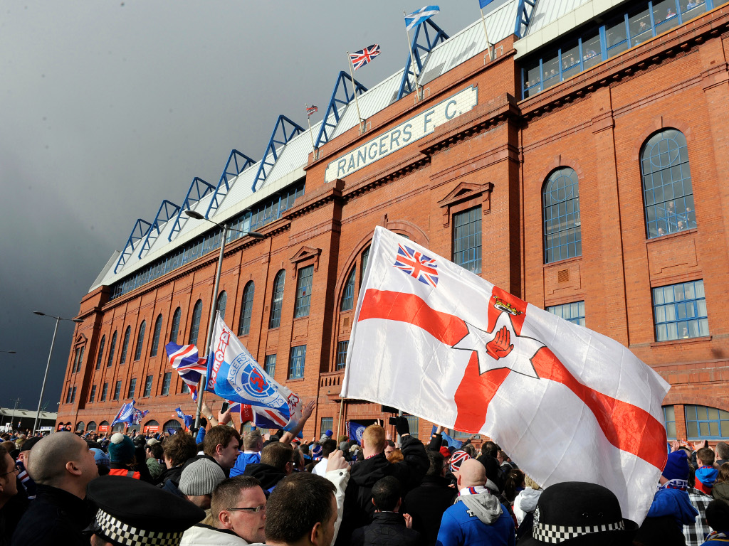 Adeptos solidários com o Rangers [Foto: Russell Cheyne/Reuters]