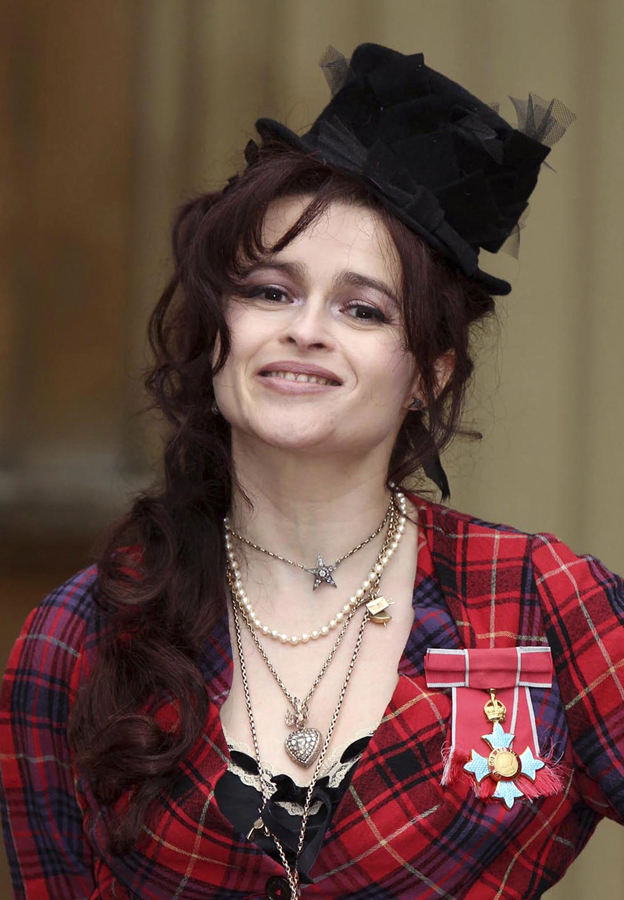 Helena Bonham Carter condecorada pela rainha Isabel II Foto: Reuters