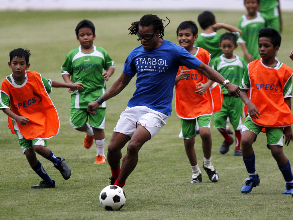 Estrelas ensinam futebol na Indonésia [Foto: EPA]