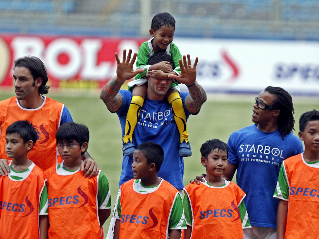 Estrelas ensinam futebol na Indonésia [Foto: EPA]