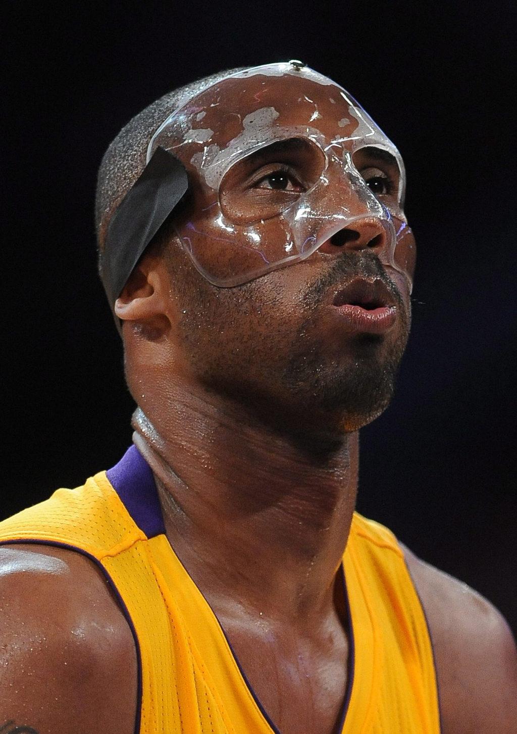 Kobe Bryant usa máscara de proteção [Foto: EPA]