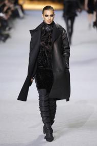 Irina Shayk desfila para Kanye West na Moda Paris Foto: Reuters