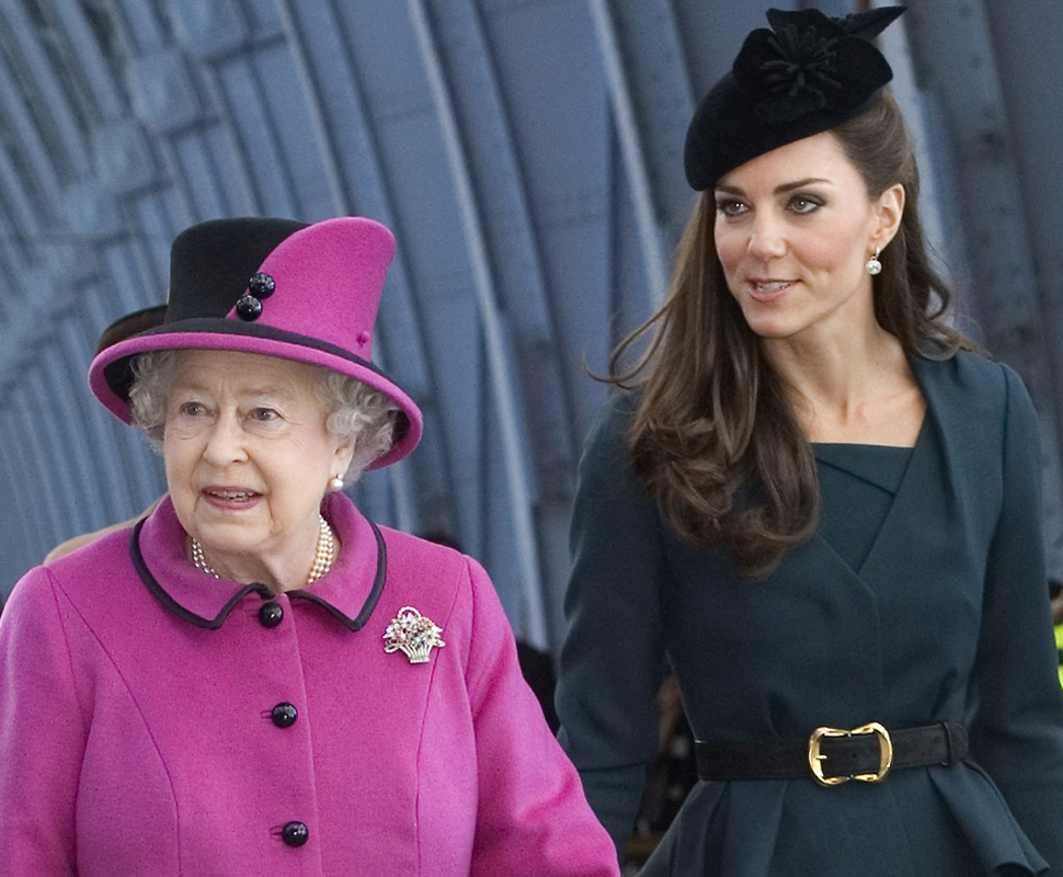 Rainha Isabel II e Kate Middleton visitam Catedral de Leicester Foto: Reuters