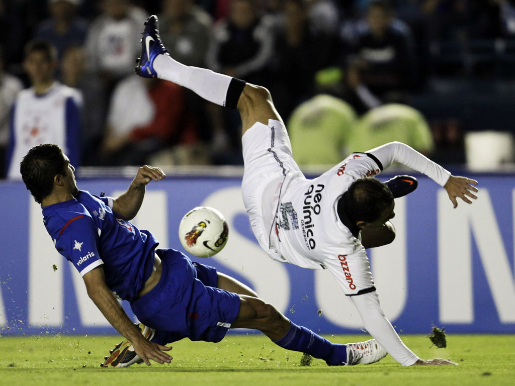 Futebol: emoção, arte e acrobacias? (REUTERS/HENRY ROMERO)