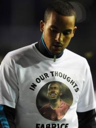 Theo Walcott com t-shirt por Muamba