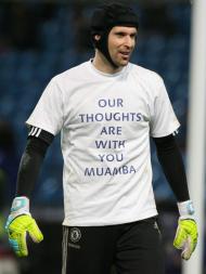 Petr Cech (Chelsea) com t-shirt por Muamba