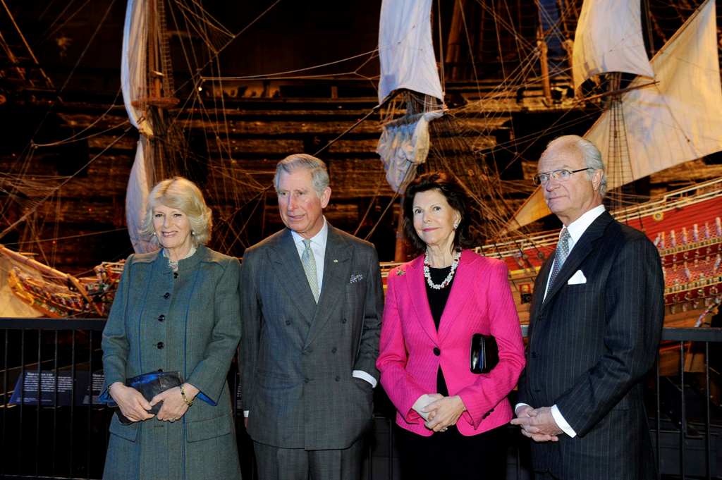 Carlos e Camilla com o rei Carl Gustaf e a rainha Silvia da Suécia durante visita ao navio Vasa em Estocolmo Foto: Reuters