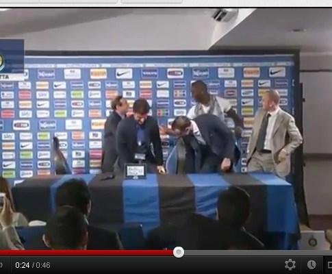 Balotelli interrompe apresentação do treinador... do Inter