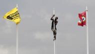 «Homem-bandeira» (Gilbert Bellamy / Reuters)