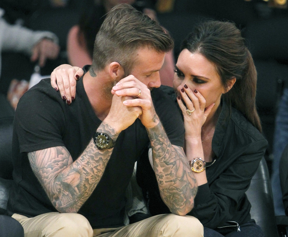 David e Victoria Beckham apaixonados em jogo de basquetebol Fotos: Reuters