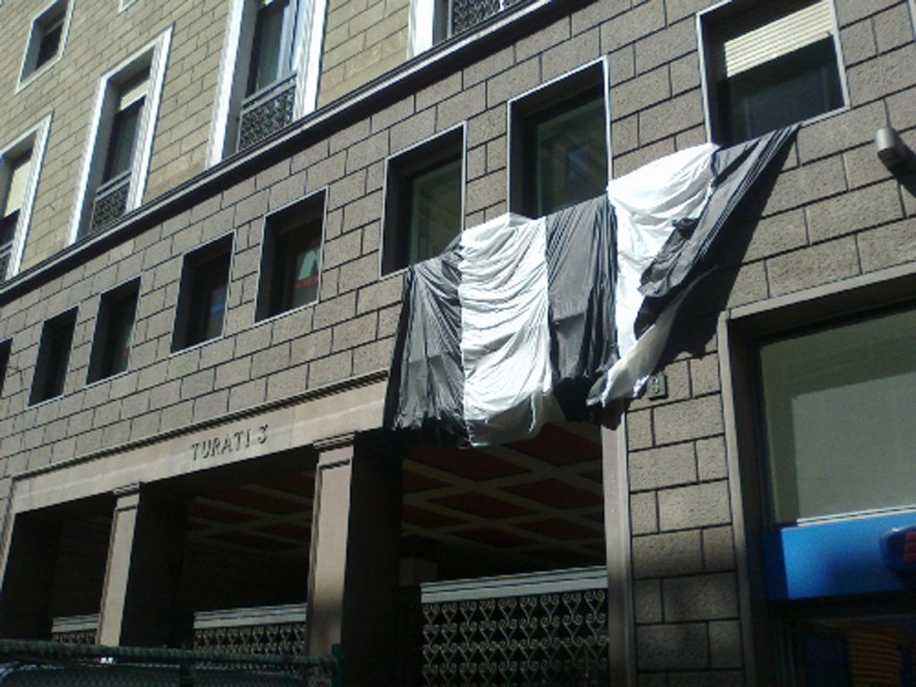 Bandeira da Juventus na sede do Milan (DR)
