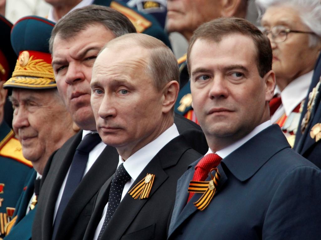 Putin e Medvedev assinalam vitória na segunda Guerra Mundial, na Praça vermelha, em Moscovo (Reuters)