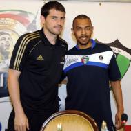 Casillas com o jogador da seleção nacional do Kuwait Al Atigy(Reuters/Tariq Alali)