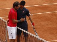 Roland Garros: Rafael Nadal cumprimenta Novak Djokovic (foto: Reuters)