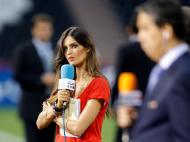 Todas as câmaras seguem Sara Carbonero no Euro-2012 [EPA e Reuters]