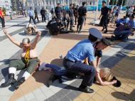 Ativistas seminuas da Femen em confrontos com a polícia (REUTERS/Gleb Garanich)