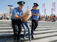 Ativistas seminuas da Femen em confrontos com a polícia (REUTERS/Gleb Garanich)