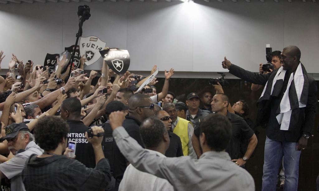 Fãs recebem Seedorf no aeroporto (Ricardo Moraes/Reuters)