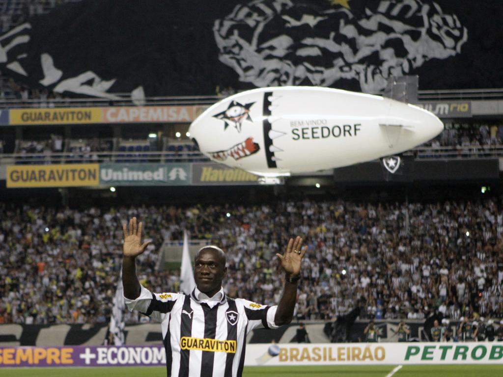 Helicóptero e stand-up na apresentação de Seedorf no Botafogo (Ricardo Moraes/Reuters)