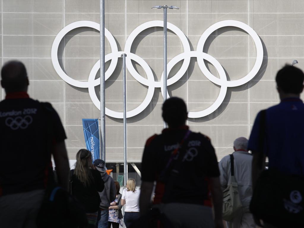 Últimos preparativos na aldeia olímpica (Reuters/Luke MacGregor)