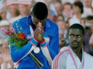 1984: o ano em que Carl Lewis fez o mesmo que Jesse Owens, quatro medalhas de ouro no atletismo, incluindo os 100m, com 9.99 segundos; lá atrás, em terceiro, Ben Johnson, daí por quatro anos haveria mais
