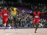 Usain Bolt a cortar a meta na final