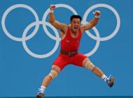 Norte-coreano Un Guk Kim celebra recorde do mundo no halterofilismo (62kg)
