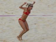 Marketa Slukova (Rep. Checa) festeja vitória sobre o Brasil no vólei de praia