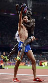3.000 metros obstáculos: Queniano Ezekiel Kemboi (ouro) festejou com francês Mekhissi-Benabbad (prata)