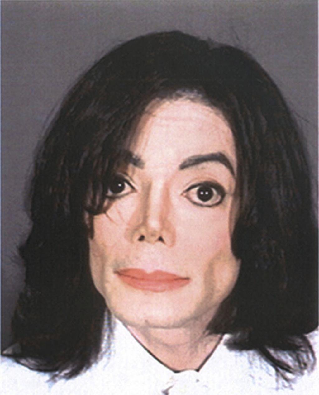 Em 2003, Michael Jackson foi preso pela polícia de Santa Bárbara pela suspeita de abusos sexuais de menores. Em tribunal, o cantor viria a ser absolvido (Reuters)