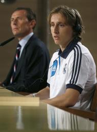 Luka Modric assina com o Real Madrid