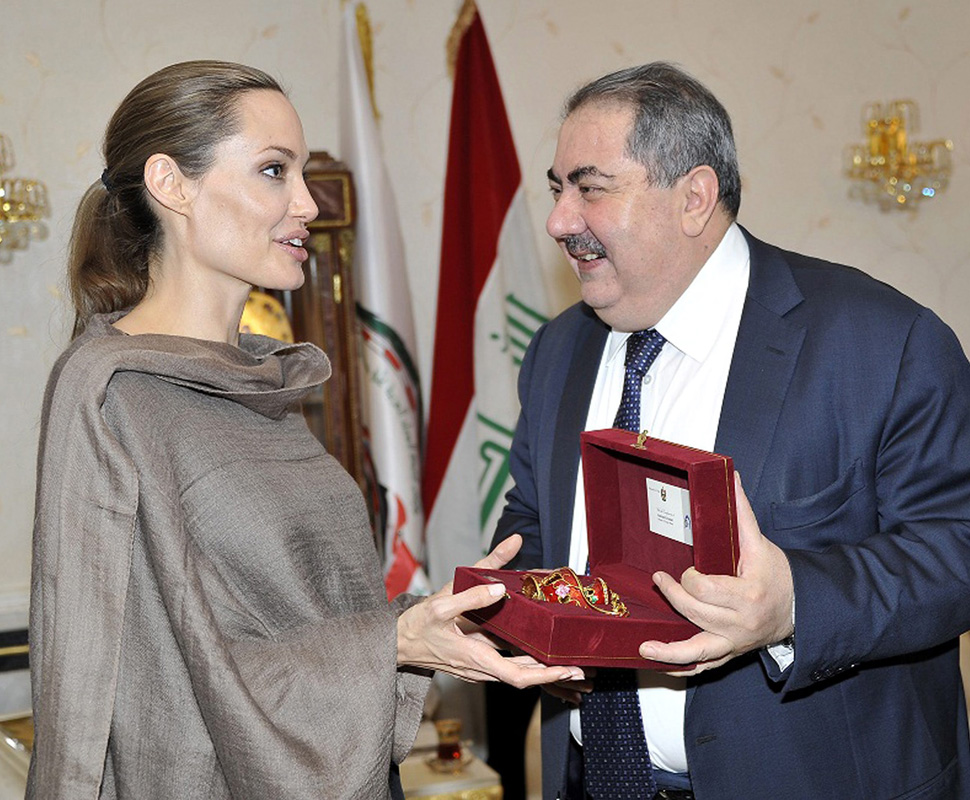 Angelina Jolie recebe distinção de Hoshyar Zebari pelo seu trabalho humanitário Foto: Lusa